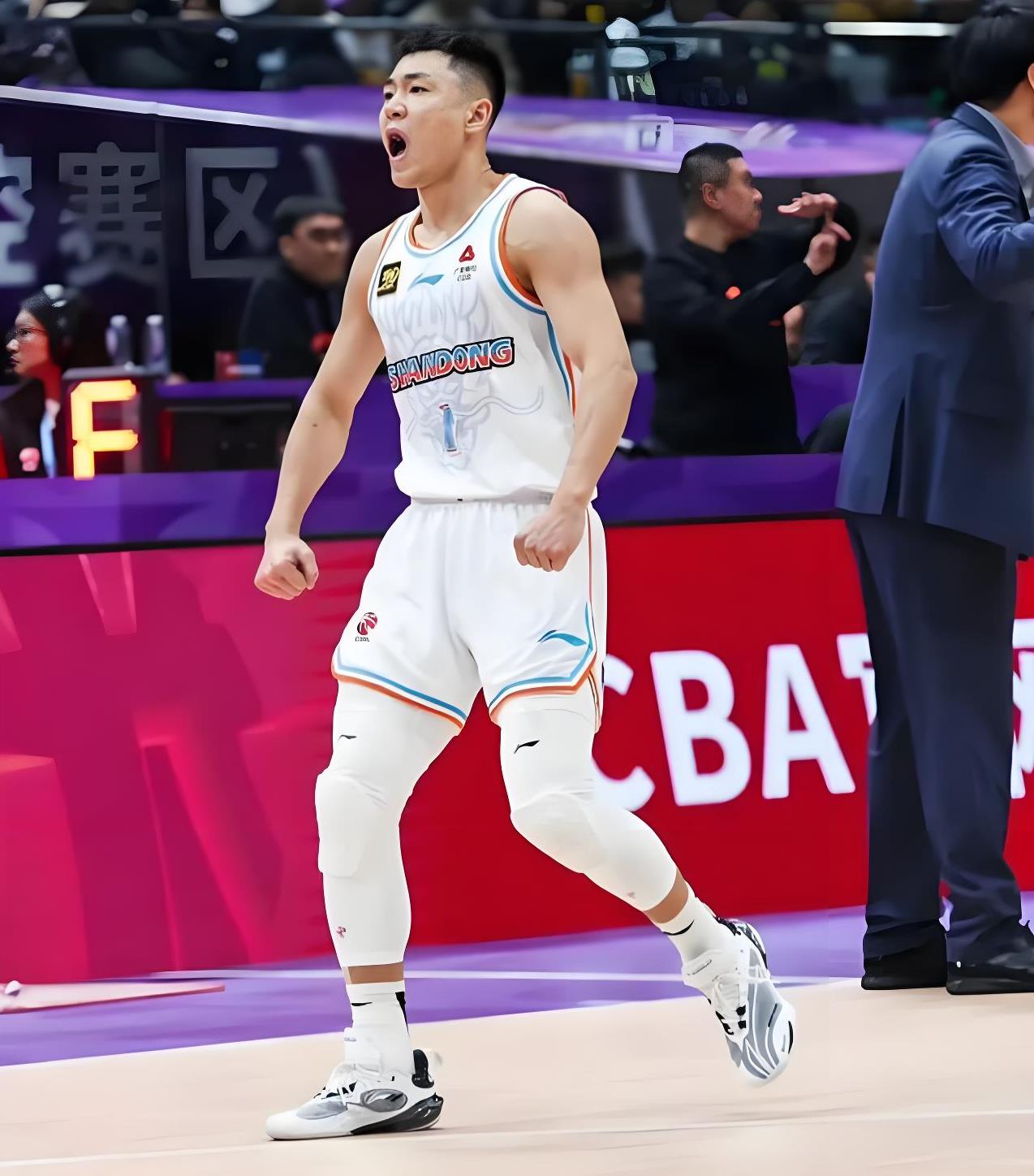 包含今晚意大利杯传出新动向;山东男篮遗憾出局;高层表态——压力陡增;临场指挥获称赞的词条