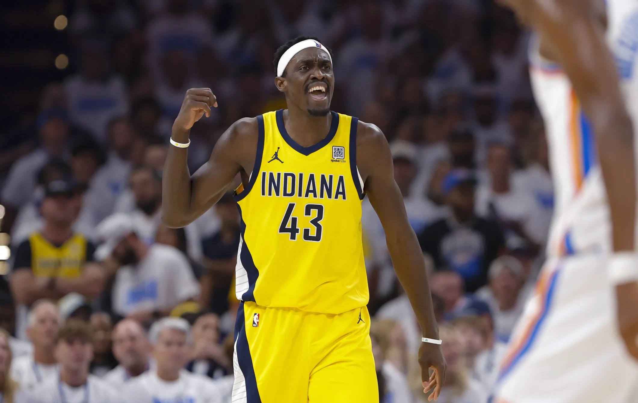 西亚卡姆连续七场比赛得分超过险胜,勇士不断突破!赛场气氛高涨的简单介绍