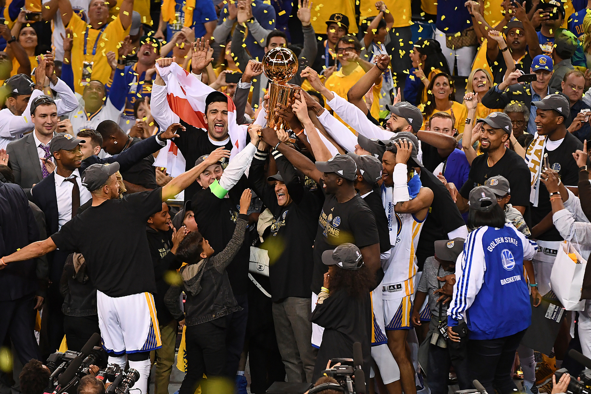 包含杜兰特在塞尔维亚队比赛中高光表现，精彩发挥引发热议！的词条