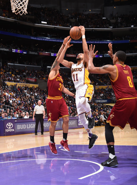 包含阿扎伦卡爆冷击败湖人,回归赛场引爆全场!的词条